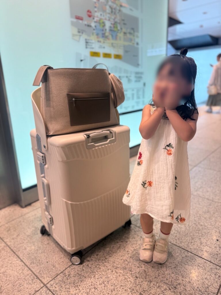 折りたたみ椅子つきスーツケースと娘
